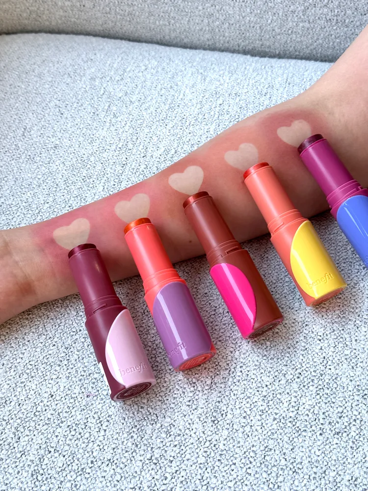 Benefit果汁冰透腮紅棒，（左起）#莓果奶昔、#西瓜蘇打、#蜜柚冰茶、#蜜桃奶霜、#葡萄果凍。張家玲攝
