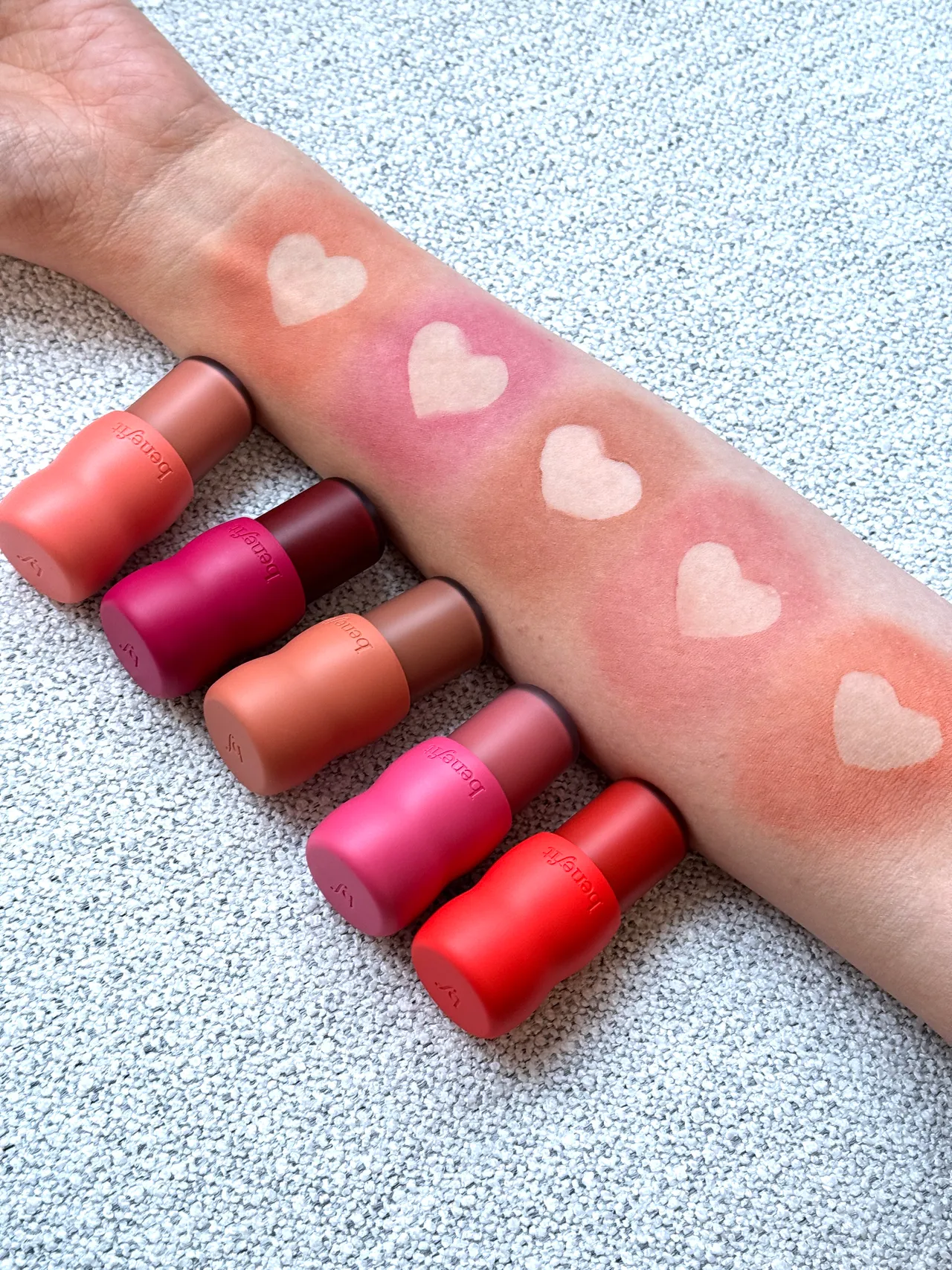 Benefit雲朵空氣腮紅棒，（左起）#午後杏、#微醺紅、#晨霧豆沙、#慵懶粉、#落日橘。張家玲攝