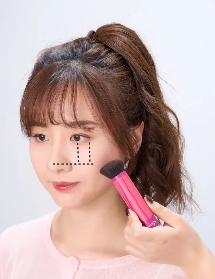 品牌彩妝團隊也分享了一個簡單好上手的「重心頰彩」技巧。品牌提供