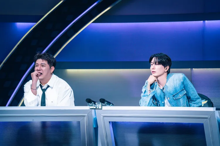 神童（左）、利特專注看著女孩們的表演，十分感動。緯來電視網提供