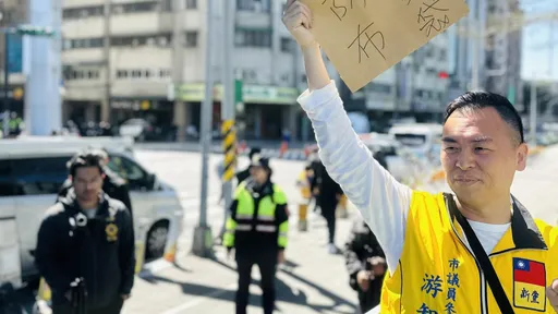 為「卓榮袋」闖民進黨中央丟雞蛋　新黨游智彬被架離逮捕