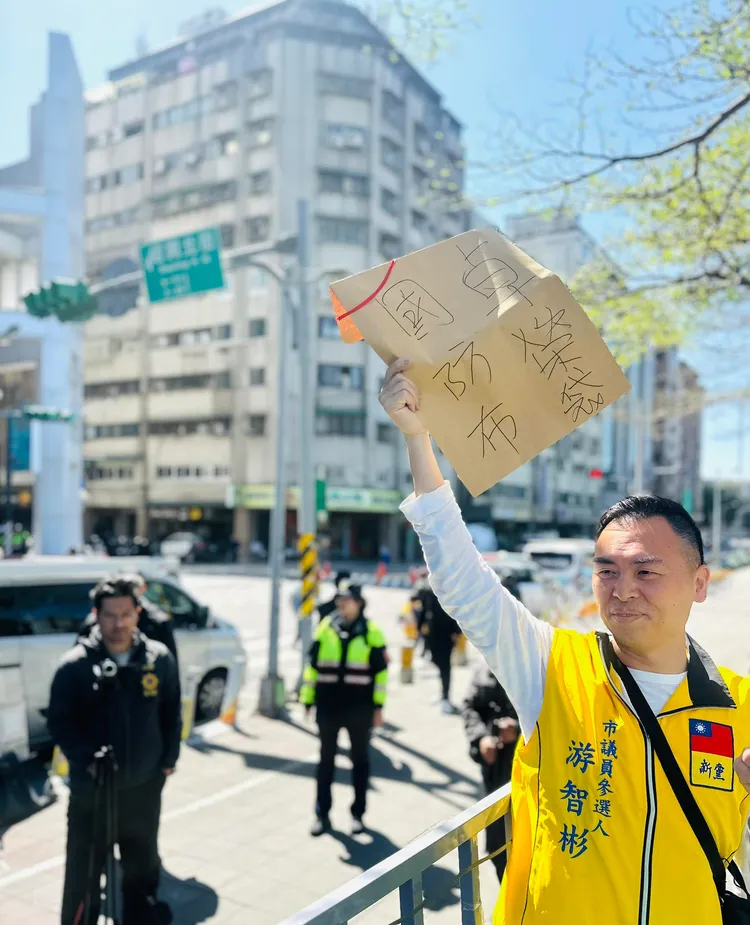 游智彬朝民進黨中央黨部丟雞蛋，被警方架離逮捕。翻攝自游智彬臉書