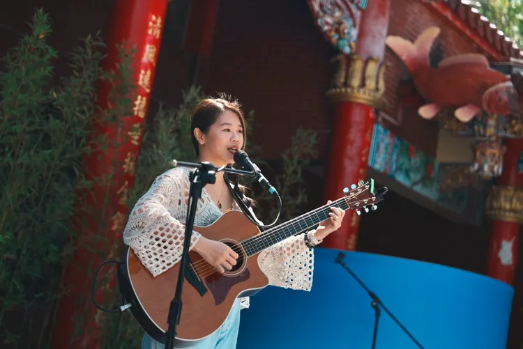 舞台安排精彩的客家藝文表演、親子互動活動，並邀桃園客家星級餐廳主廚現場示範客家美食。客家局提供