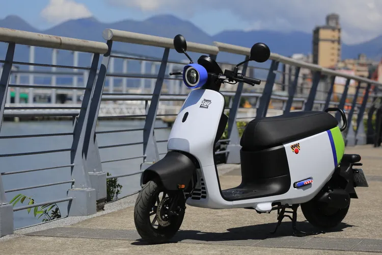 「浩瀚宇宙號」直接把巴斯光年經典配色搬上車身，白、綠、紫三色搭配加上螢光綠點綴，停在路邊也很難不被多看一眼。林浩昇攝