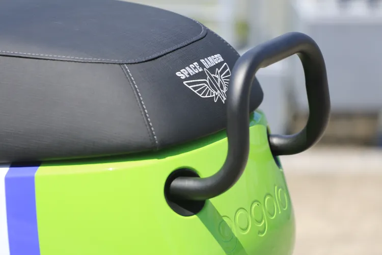 「浩瀚宇宙號」車尾細節不馬虎，座墊後方以電繡呈現太空騎警徽章。林浩昇攝