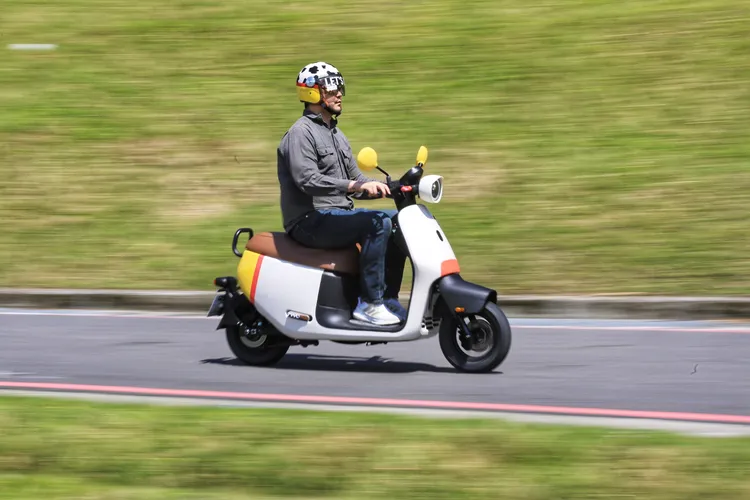 Gogoro EZZY 500懸吊對應多數路況紮實有支撐，座墊與踏板高度舒適，長途通勤或短途郊遊都能輕鬆掌控。林浩昇攝