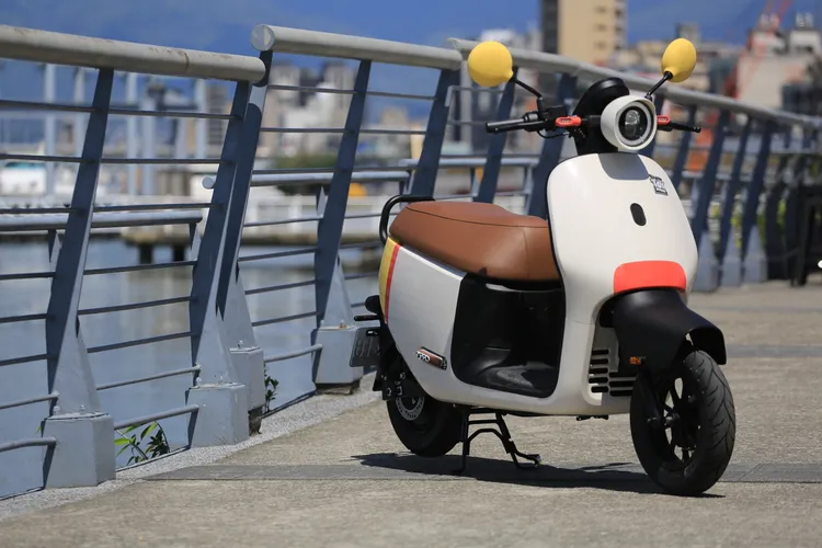 「歡樂牛仔號」以米白為主調，搭配黑色前土除與咖啡色座墊，再以橘、黃圖裝點綴，整體視覺更顯柔和耐看。林浩昇攝