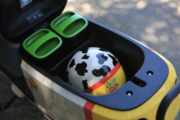 「歡樂牛仔號」專屬安全帽延續坐墊小包的乳牛配色與黃色警徽設計。林浩昇攝