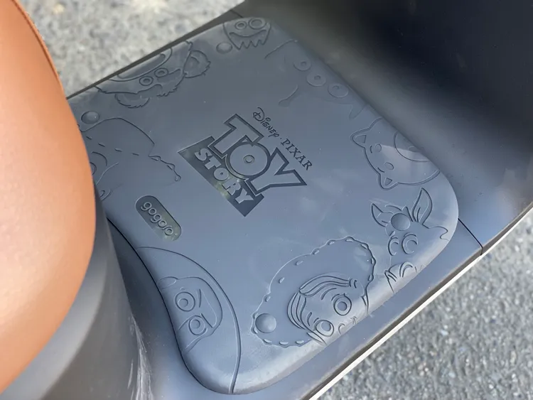 在「歡樂牛仔號」試駕車上，也搭載了專屬圖騰的防滑踏墊。32.5cm的腳踏空間讓日常載物更多了便利性。林浩昇攝