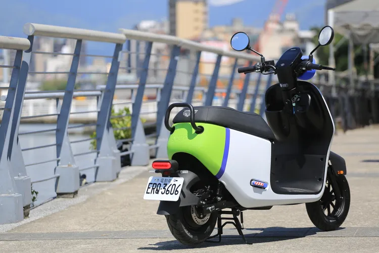 車尾大面積覆蓋的螢光綠塗裝，一眼就能辨識出是巴斯光年的配色。林浩昇攝