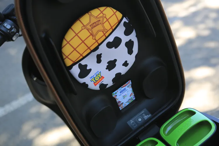 打開坐墊，「歡樂牛仔號」專屬小包映入眼簾，乳牛配色搭配黃色警徽，細節趣味十足。林浩昇攝
