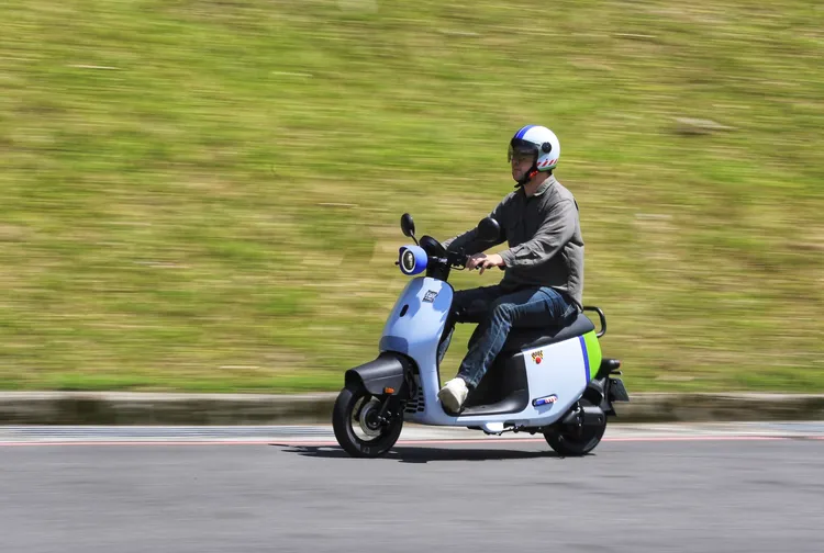 Gogoro EZZY 500雙電池加後輪直驅馬達，起步加速線性順暢，在方格旗模式下強勁扭力更是有著小鋼砲般的激情。林浩昇攝