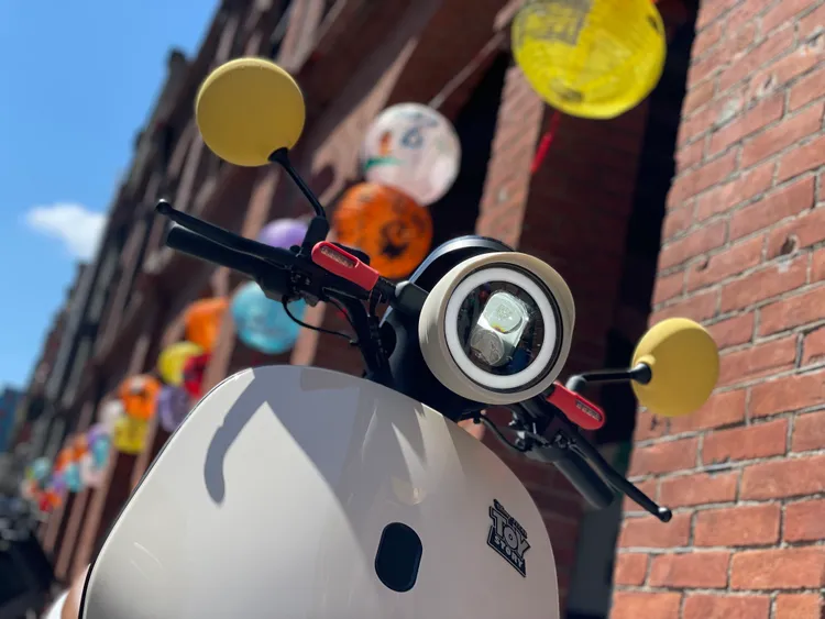 從米色大燈套、黃色後視鏡套到紅色方向燈套，小細節一路呼應整體配色，讓「歡樂牛仔號」看起來更有層次也更耐看。林浩昇攝