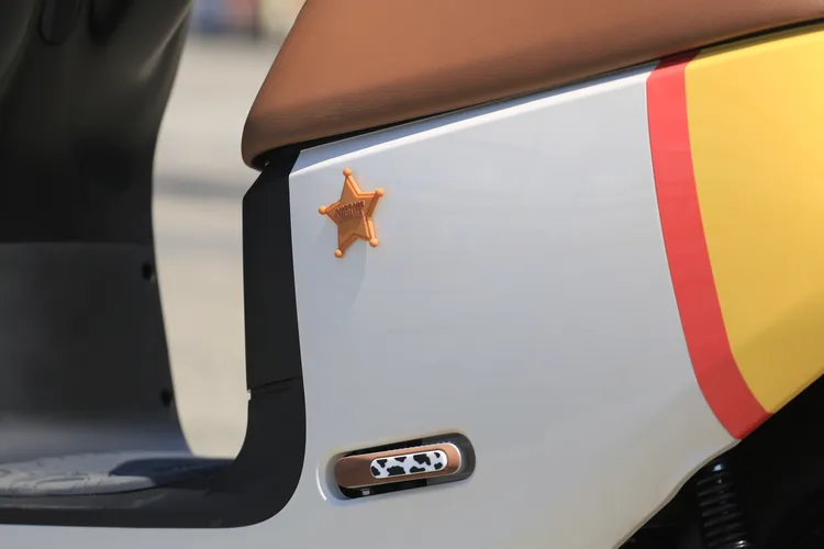 車側設有活動警徽設計，搭配乳牛圖樣飛旋踏板，展現「歡樂牛仔號」的主題特色。林浩昇攝