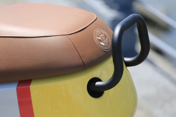 座墊後方同樣有質感出眾的刺繡圖騰。林浩昇攝