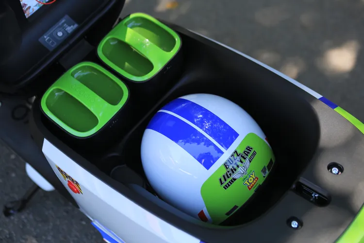 「浩瀚宇宙號」專屬安全帽同樣採用巴斯光年經典配色，騎上車後整體一致性更完整，也更有角色上身的感覺。林浩昇攝