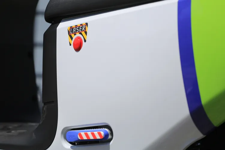 「浩瀚宇宙號」車側這顆可按壓的雷射按鈕，加上專屬彩繪飛旋踏板相當吸睛，騎在路上時經常引來路人多看幾眼，甚至忍不住想問「這個按鈕真的能按嗎？」林浩昇攝