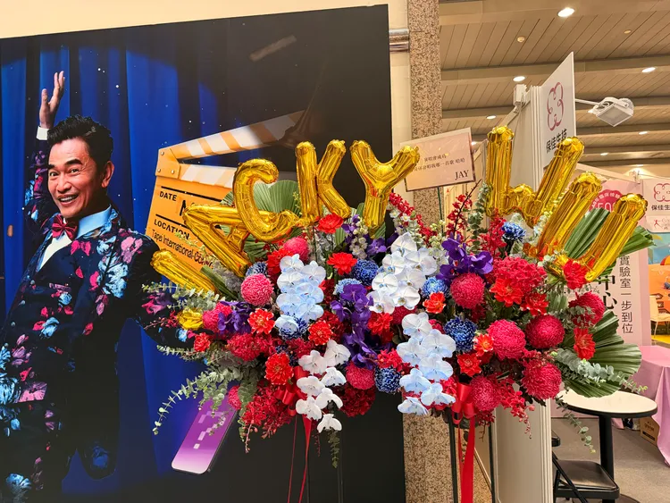 周董的花籃，擺放在一樓醒目大廳。林丞偉攝