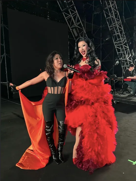 李竺芯（左）與妮妃雅一起表演「花苞破繭」橋段。出日音樂提供