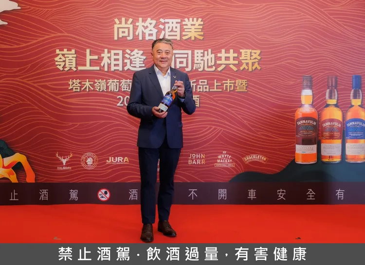 塔木嶺作為「橡木桶玩家」的品牌精神—運用成熟的轉桶工藝透過不同橡木桶熟成的技術創造出豐富多變且層次分明的風味世界。尚格酒業董事長奚大寧獻上塔木嶺玩桶系列新作—葡萄牙波特桶單一麥芽蘇格蘭威士忌。