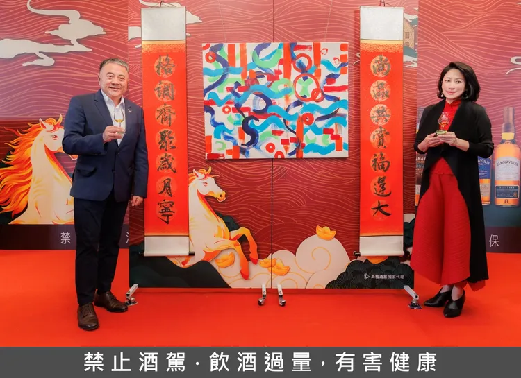 尚格酒業董事長奚大寧攜手書法藝術家王貞懿現場揮毫提字，透過筆墨展現品牌精神與文化底蘊，為新品上市揭開序幕，也象徵品牌在新年度穩健前行、開創新局。