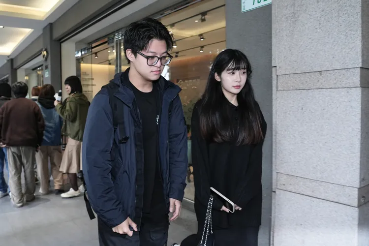 袁惟仁兒女下午離開靈堂。彭欣偉攝