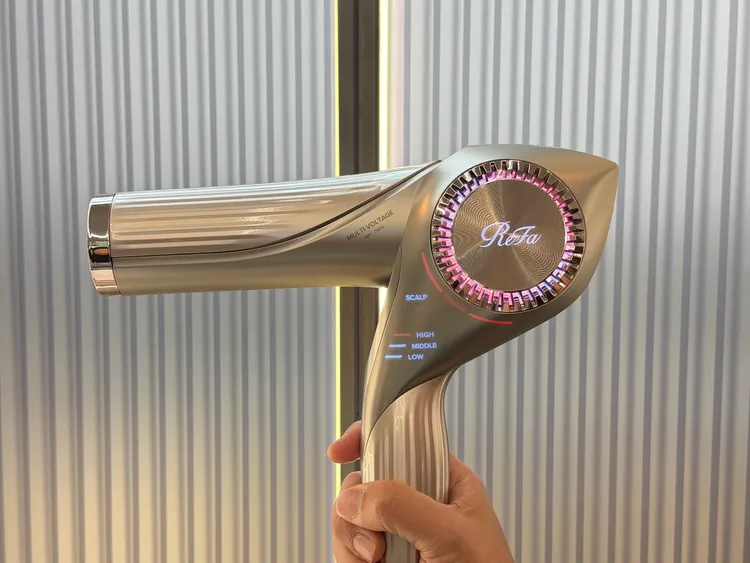 智慧水潤吹風機可偵測頭皮與環境溫度自動調整熱風。趙筱文攝