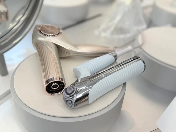 水潤隨行吹風機（右）主打輕巧折疊設計與國際電壓規格，方便收納與旅行攜帶。趙筱文攝