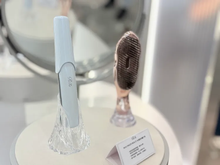 水潤迷你離子夾採用1cm碳層發熱板設計，加熱速度快、輕巧好攜帶，還有可拆卸電池能夠輕鬆攜帶出國。趙筱文攝