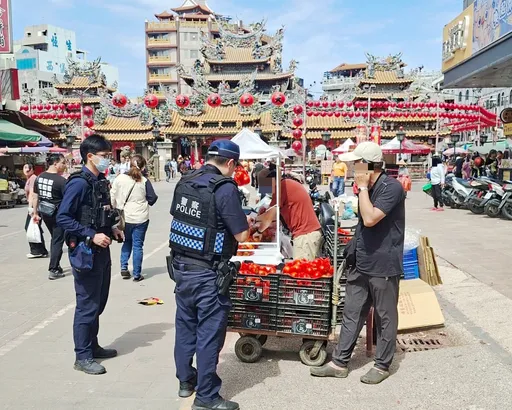 北港朝天宮香火旺！路霸占道稱免費停車...轉頭收數百金紙費　警方加強取締
