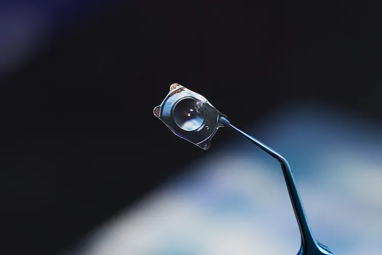 「EVO ICL 膠原蛋白眼內鏡」（植入式隱形眼鏡）可矯正近視300至2000度、散光高達400度，其 Collamer® 膠原蛋白聚合物兼具柔軟、透明與穩定 ，高生物相容性能與眼內環境長期和平共存