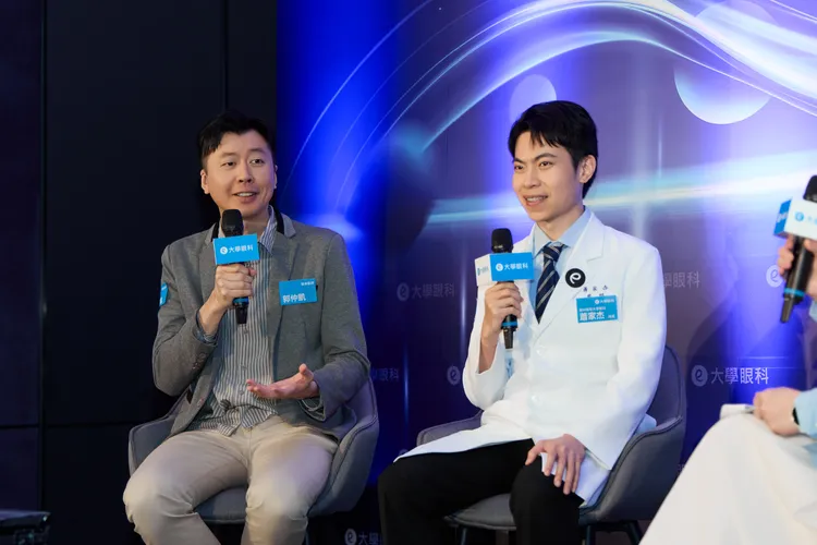 擁有1300度高度近視的大學眼科蕭家杰院長（右）與醫美專家郭仲凱醫師（左）分享術後心得。兩人分別以「精準保留度數應對老花」與「告別眩光享受運動生活」的角度，親證 EVO ICL 帶來的便利與高品質視力。業者提供