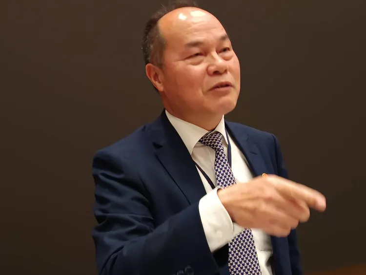 華南金控今(25日)召開「2025年第4季法人說明會」。圖為華南銀行副總經理黃守良會後受訪。許麗珍攝