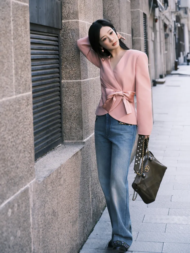 楊紫以粉色蝴蝶結上衣搭配簡約牛仔褲。品牌提供