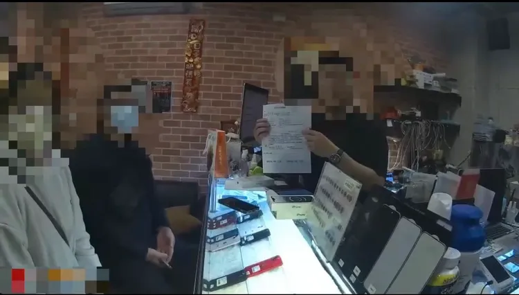 手機行業者出示拾得物收據及讓渡文件，證明該手機已成了遺失物且權力已經轉移，其持有完全合法。翻攝畫面