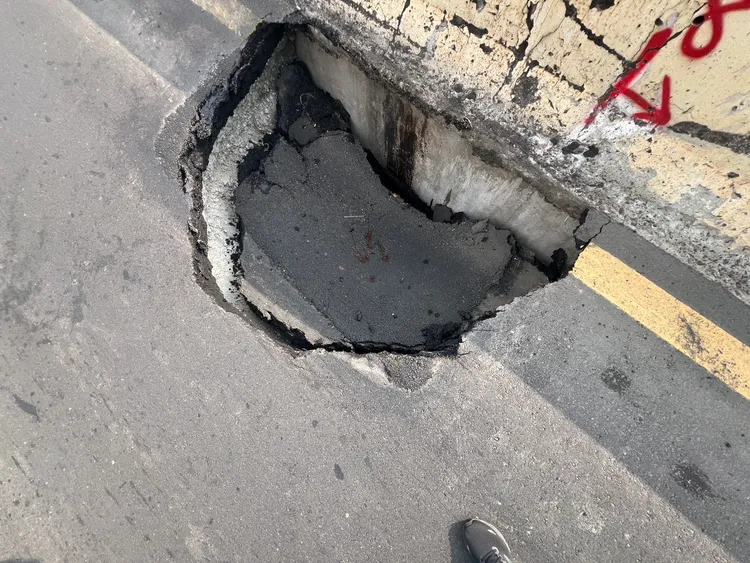 坑洞長約2公尺、寬1.5公尺、深約1公尺，正由工務單位搶修中。工務局提供