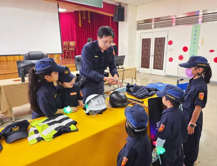 小小波麗士藉由體驗營活動了解警察爸爸、媽媽平日工作辛勞。警方提供