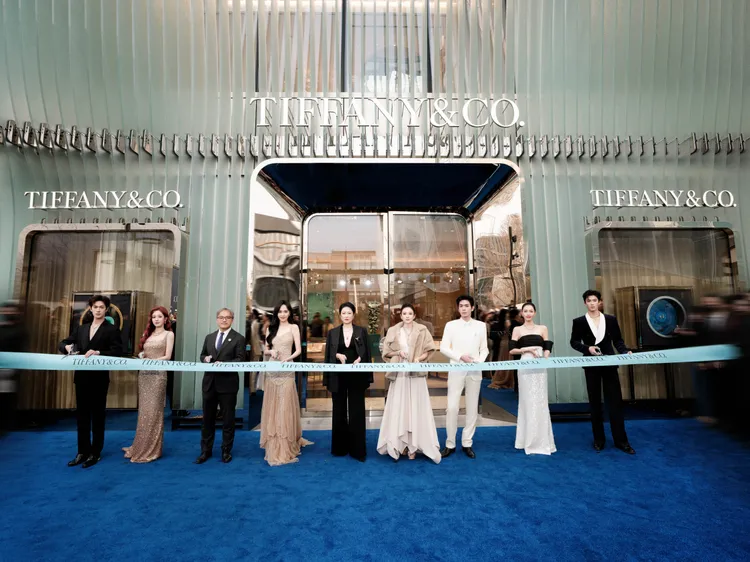 王星越（右起）、鍾楚曦、張若昀、章子怡、李昀銳（左起）、宋雨琦、唐嫣（左四）為Tiffany & Co.北京三里屯太古里旗艦店剪綵。翻攝TiffanyAndCo蒂芙尼微博