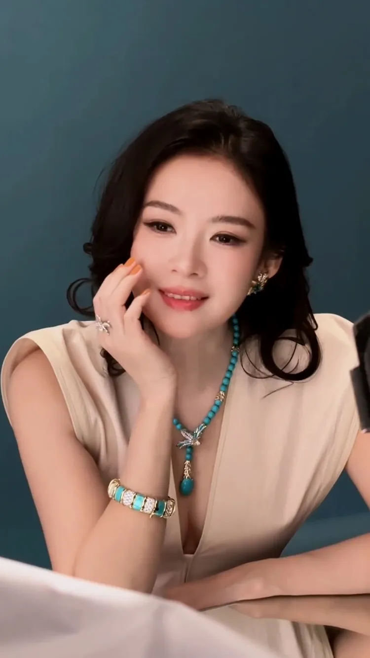 章子怡拍照時將頭髮放下。翻攝章子怡工作室微博