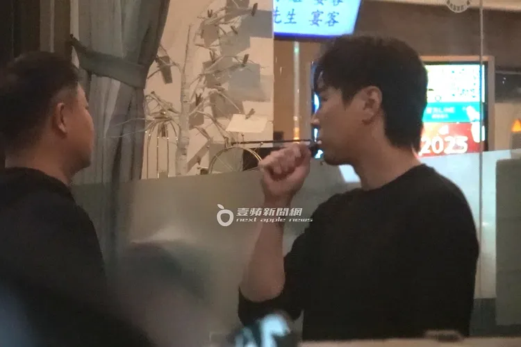 吳東諺與男友人走到餐廳外聊天、抽加熱電子菸，放風休息。特勤中心攝