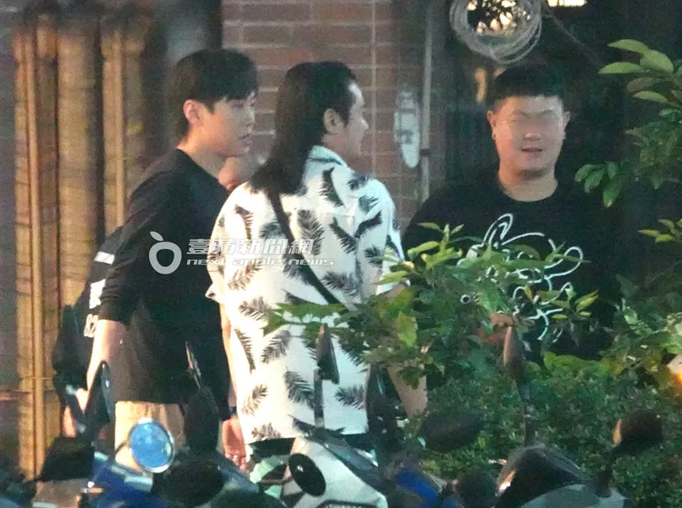 吳東諺（左）與親友在店外聊天。特勤中心攝