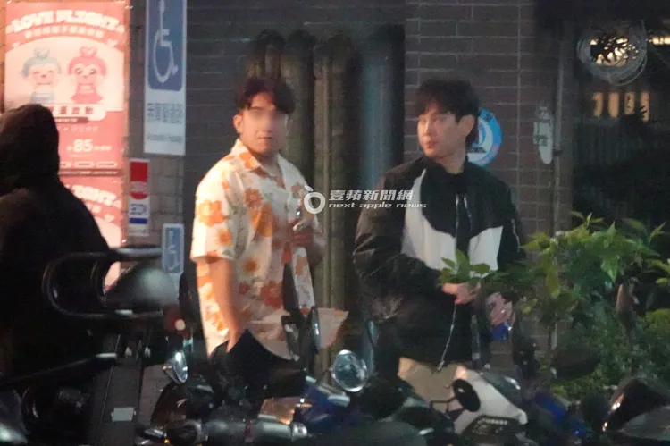 吳東諺與工作人員在店外放風。特勤中心攝