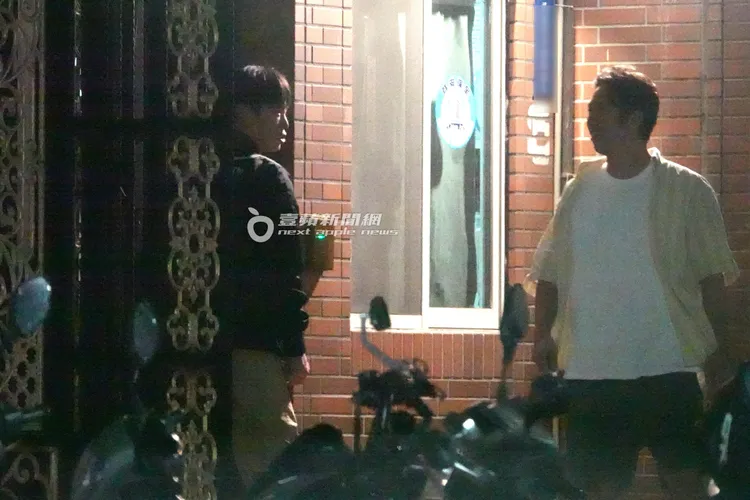 吳東諺（左）在門口和友人道別後才進社區。特勤中心攝