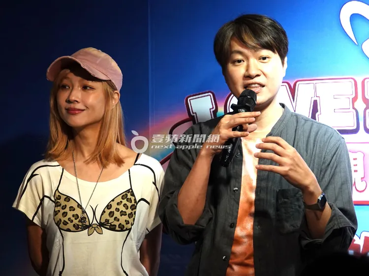 黃少谷（右）帶老婆一同出席試營運記者會。特勤中心攝