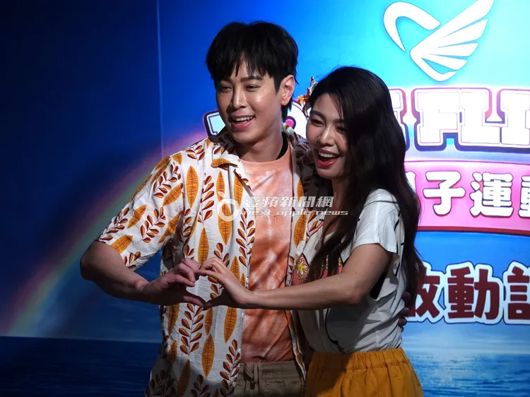 吳東諺（左）和白家綺換上猛男肌肉、辣妹比基尼圖案上衣，甜蜜現身記者會。特勤中心攝