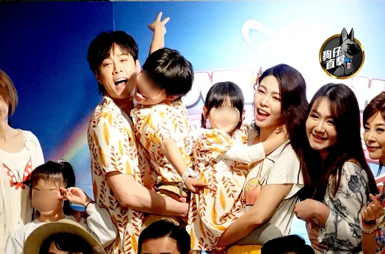 白家綺、吳東諺帶著兒子「斗宅」、女兒「朵拉」出席「樂飛翔親子運動樂園」試營運記者會。特勤中心攝