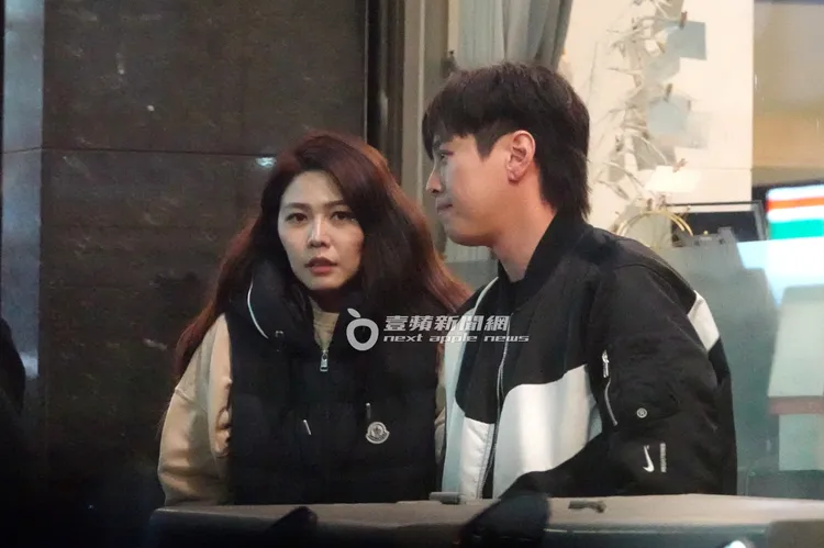 餐廳即將打烊，吳東諺（右）與白家綺等人才陸續步出店外。特勤中心攝