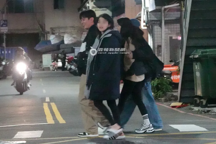 吳東諺、白家綺和兩名友人一同漫步在新北街頭。特勤中心攝