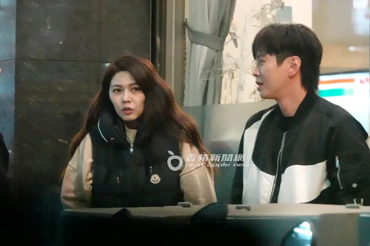 吳東諺與白家綺步出店外，與幾名友人互相道別。特勤中心攝