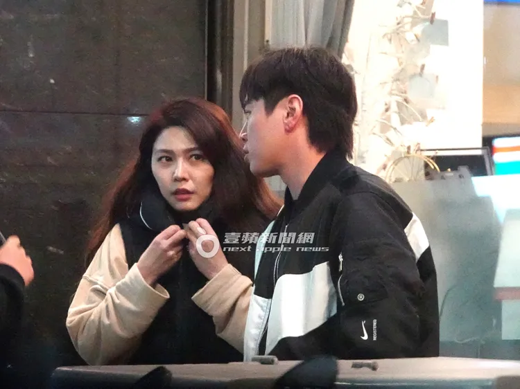 白家綺（左）和吳東諺步出餐廳繼續和友人聊天。特勤中心攝